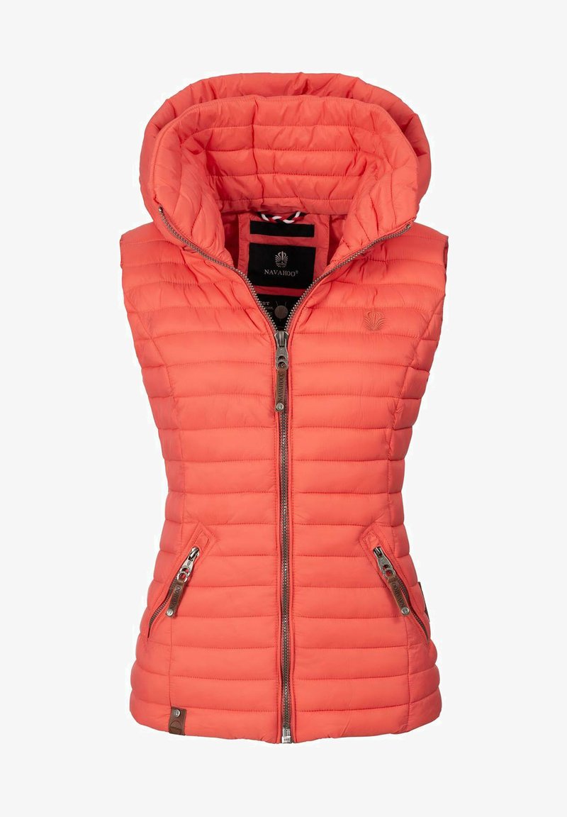 Geplüschte ärmellose Weste in leuchtendem Korallenrot mit hohem Kragen, zwei Reißverschlusstaschen und kontrastierenden Reißverschlussdetails. Leichtes, gesteppte Textur.