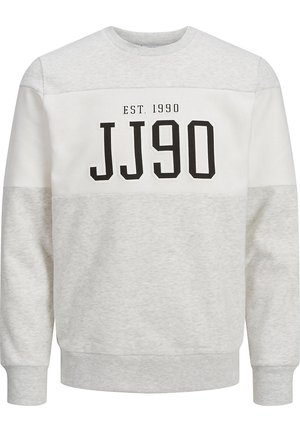 Lysegrå og hvid farveblokeret sweatshirt med sort tekst "EST. 1990" og stort "JJ90" trykt på brystet.