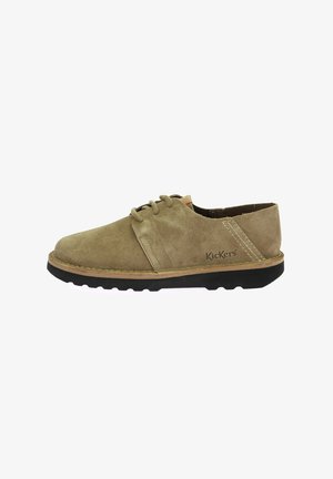 Zapato de ante con cordones en verde olivo de textura suave. Presenta una suela de goma negra en contraste y acentos de costura sutiles.