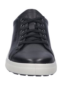 Czarne skórzane trampki z okrągłym noskiem, posiadające sześć par metalowych oczek, czarne sznurowadła i białą gumową podeszwę z teksturowanym bieżnikiem.