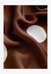 Neizbrano, chocolate brown spot