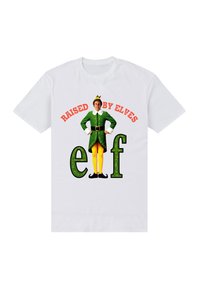 Bílé tričko s grafikou elfa v zelenožlutém kostýmu, nad kterým je nápis „RAISED BY ELVES“ a pod ním dekorativní nápis „elf“.