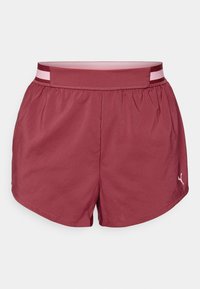 Burgundy sportshorts med elastisk midja och en rosa accentrand. Mjuk, slät tyg och en diskret logotyp på den nedre fållen.