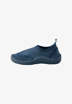 Pantofi slip-on de culoare bleumarin, cu talpă din cauciuc texturat, partea superioară din țesătură netedă și cusături evidente. Tab pentru călcâi scurt pentru o utilizare ușoară.