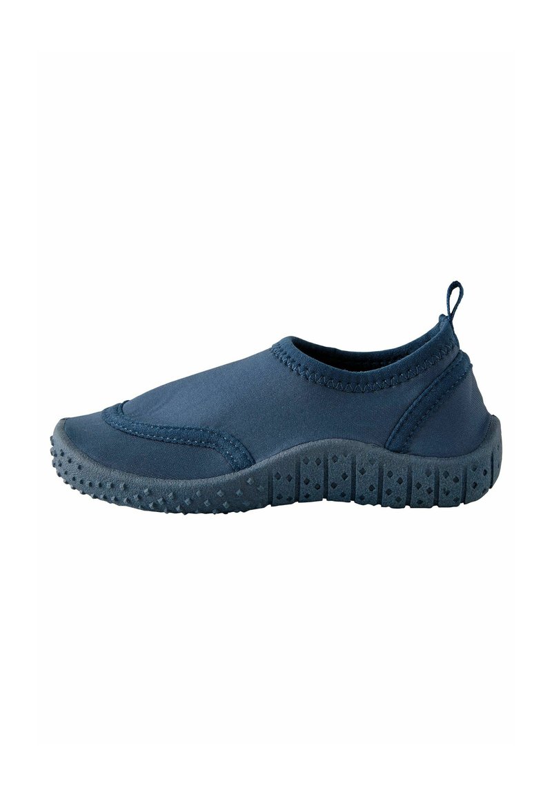 Scarpe slip-on blu navy con suola in gomma testurizzata, superiore in tessuto liscio e cuciture in evidenza. Gancetto corto per una facile vestibilità.