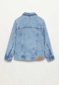 Ljusblå denimjacka med klassisk krage, långa ärmar, två bakfickor och en beige etikett på nedre vänstra sidan.