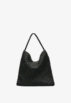 Sac à épaule en cuir tissé noir avec une anse tressée simple et une forme triangulaire souple et décontractée sur fond blanc.