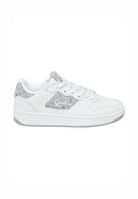 Hvide lædersneakers med grå accenter, der har et mønstret design på siderne, struktureret overflade og en flad gummisål.