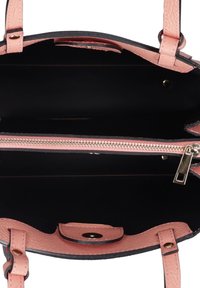 Borsa in pelle con interno rosa e esterno nero, dotata di una tasca con zip e chiusura magnetica. Texture morbida e manici robusti.