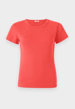 Koral kortermet t-skjorte laget av ribbestrikket stoff. Har en klassisk rund hals og en tettsittende form. Enkel design uten ekstra mønstre.