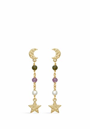 Auksuoto tono auskarai su pusmėnulio formos viršūnėmis, puoštomis žaliais, violetiniais ir baltais karoliukais, ir žvaigždės formos pakabukais su tekstūruotu paviršiumi.