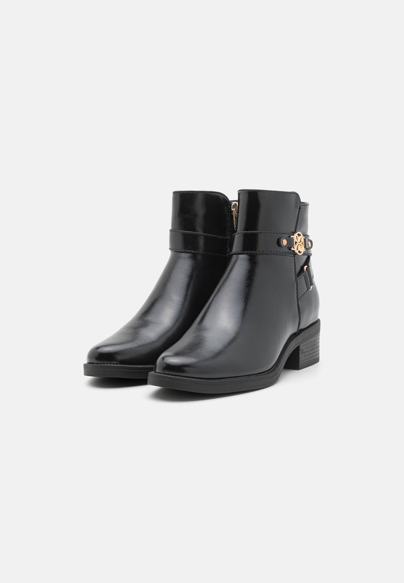 Botas de tobillo de cuero negro con un acabado suave, puntera redonda, cremallera lateral y detalle en tono dorado en la correa. Diseño de tacón cuadrado.