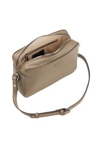 Beżowa skórzana torba crossbody z zamkiem błyskawicznym, kieszeniami wewnętrznymi, regulowanym paskiem oraz wytłoczonym logo z przodu.