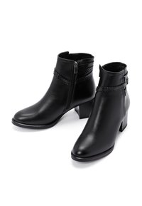 Bottines en cuir noir avec une finition lisse, un bout pointu, une sangle tressée décorative, une fermeture éclair sur le côté et un talon bloc.