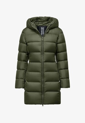 Cappotto imbottito in verde oliva con zip frontale, cappuccio e texture trapuntata caratterizzata da pannelli verticali uniformemente distanziati per l'isolamento.