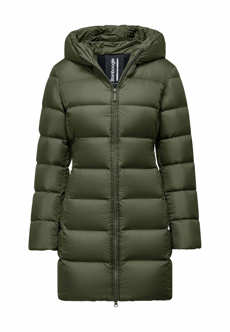 Cappotto imbottito in verde oliva con zip frontale, cappuccio e texture trapuntata caratterizzata da pannelli verticali uniformemente distanziati per l'isolamento.
