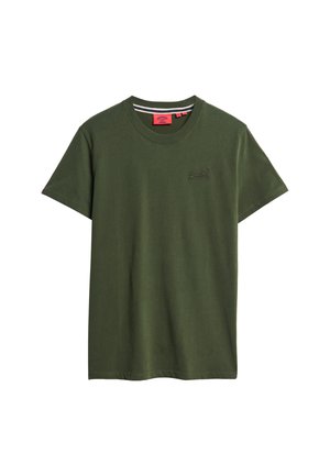 Camiseta de algodón verde oliva con mangas cortas, escote redondo y un sutil logotipo bordado en el pecho. Sin patrones ni acentos adicionales.
