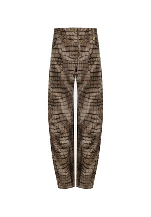Pantaloni marroni e beige a vita alta con motivo effetto pelle di coccodrillo, chiusura frontale con bottone e zip e tasche laterali.