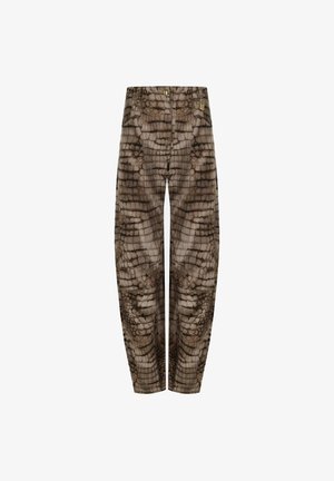 Pantaloni marroni e beige a vita alta con motivo effetto pelle di coccodrillo, chiusura frontale con bottone e zip e tasche laterali.