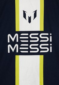 Marine t-skjorte med fet hvit tekst "MESSI" gjentatt, med en gul akcentstripe og en svart logo som ligner på en stilisert "M" over.