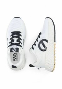 Witte sneakers met een gestructureerde mesh bovenkant, zwarte veters en logoaccenten. Dikke zool met kleurrijke spikkels en een zwarte rubberen buitenzool.