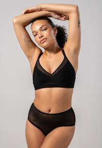 Zwart lingerie set met een draadloze beha met een mesh overlay en bijpassende hooggetailleerde panties. Gladde textuur, minimalistisch ontwerp.