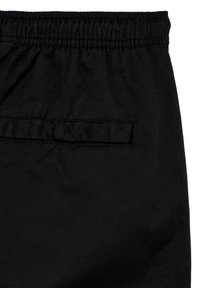 Sorte stofshorts med elastisk talje og en baglomme med flad klap. Teksturen er glat med en mat finish.