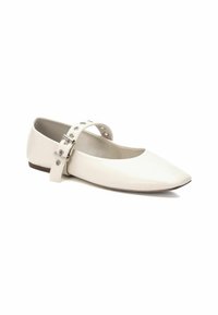 Zapato plano blanco de cuero con puntera puntiaguda y una sola correa con hebilla y acentos circulares.