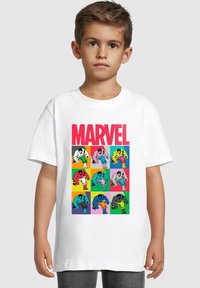 Biely tričko s farebným grafickým nápisom "MARVEL" s ilustráciami Hulka v komiksovom štýle v mriežkovom vzore, zobrazujúc rôzne farby a pózy.