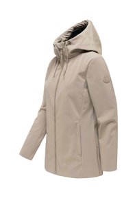 Geacă bej cu glugă, fermoar frontal, șnururi reglabile la glugă, buzunare laterale și un patch rotund cu logo pe mâneca stângă.
