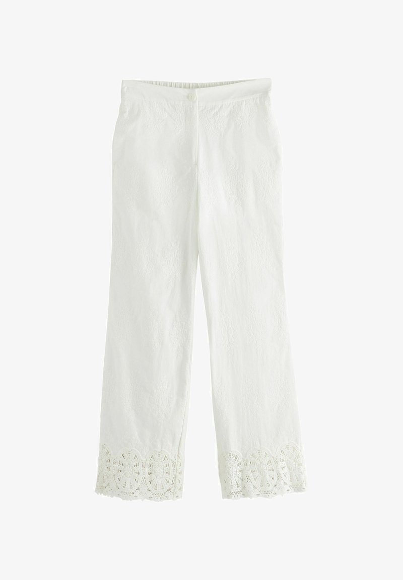 Pantalon blanc à jambes droites avec une bordure en dentelle raffinée à l'ourlet et un motif floral discret sur l'ensemble du tissu.