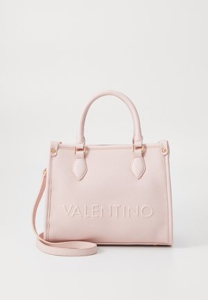 Ružová textúrovaná kožená kabelka s hornými uchami a odnímateľným popruhom. Obsahuje embosovaný logo "VALENTINO" na prednej strane a zlaté kovanie.