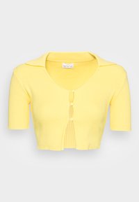 Cardigan cropped amarelo texturizado com padrão canelado, decote em V, mangas curtas e três botões redondos à frente. Apresenta colarinho pontudo e textura suave.