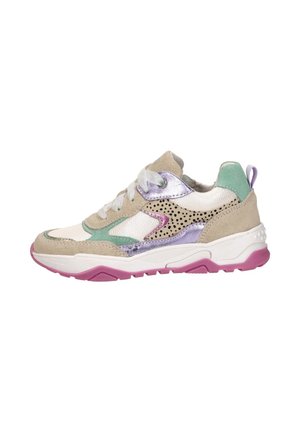 Grove sneaker met beige suède, wit leer, mintgroene en metallic paarse accenten, gevlekte print op de zijkant en een roze rubberen zool.