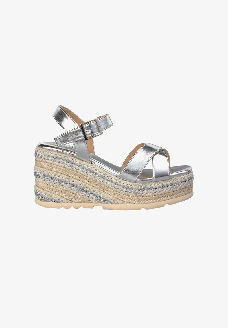 Zilveren metallic wedge sandalen met gevlochten jute tussenzool, open teen ontwerp en enkelband met een metalen gesp detail.
