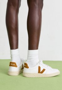 Ausgewählt, extra white/camel