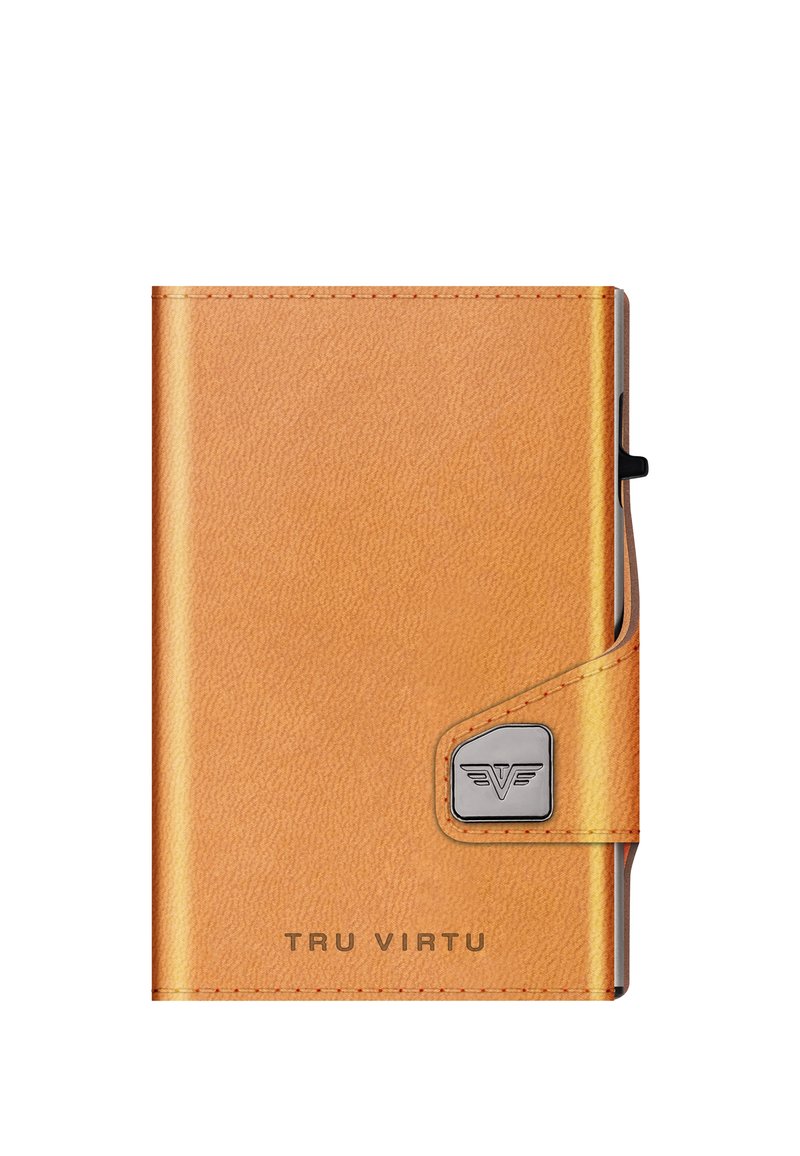 Cartera de cuero texturizado naranja con un emblema y logotipo plateado. Presenta un diseño elegante y un cierre a presión para un almacenamiento seguro.
