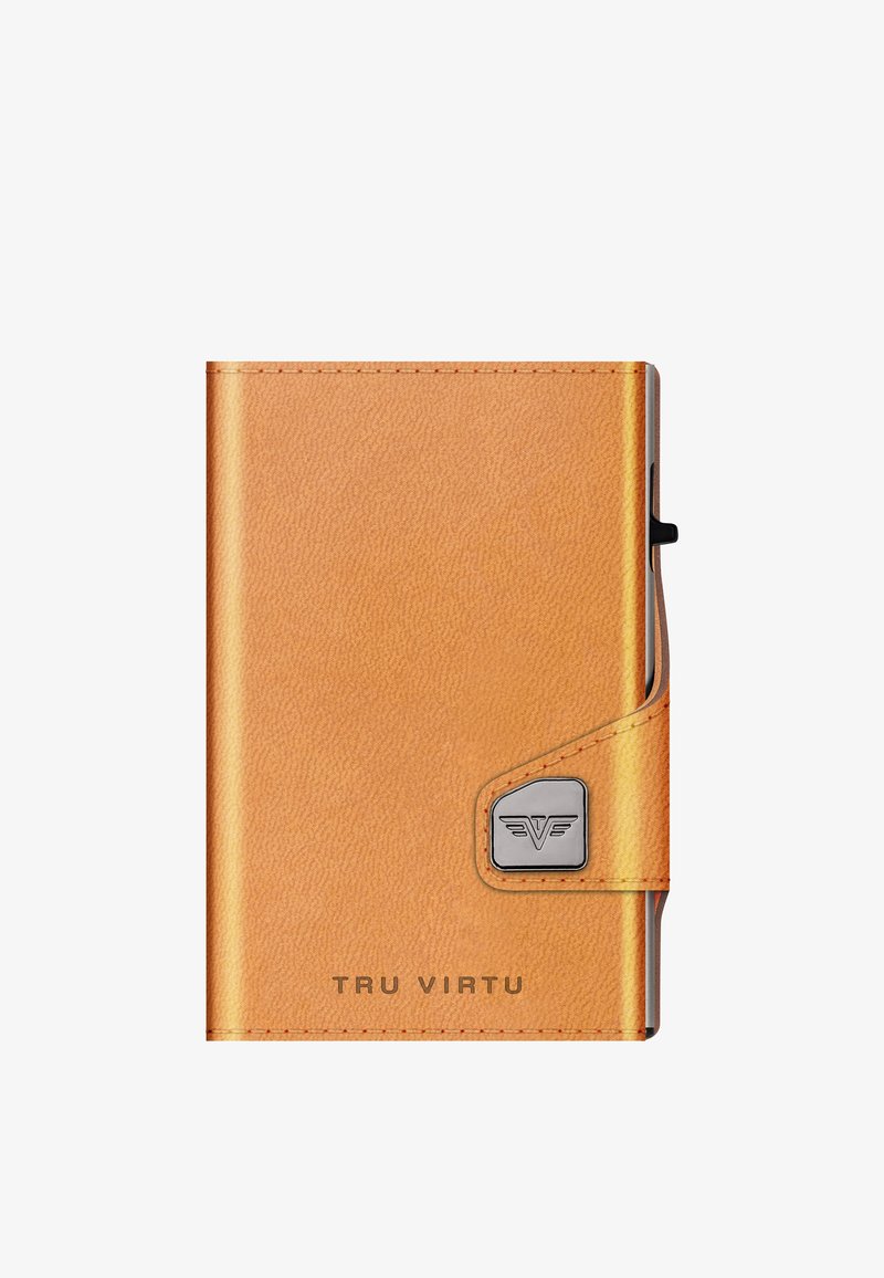 Cartera de cuero texturizado naranja con un emblema y logotipo plateado. Presenta un diseño elegante y un cierre a presión para un almacenamiento seguro.