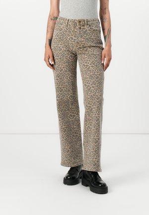Pantaloni in denim con stampa leopardata in beige e marrone, design a gamba dritta, stile classico a cinque tasche, completati da un bottone e chiusura a zip.