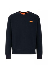 Felpa blu navy in cotone, con scollatura rotonda e maniche lunghe. Piccolo patch logo arancione sul lato sinistro del petto.