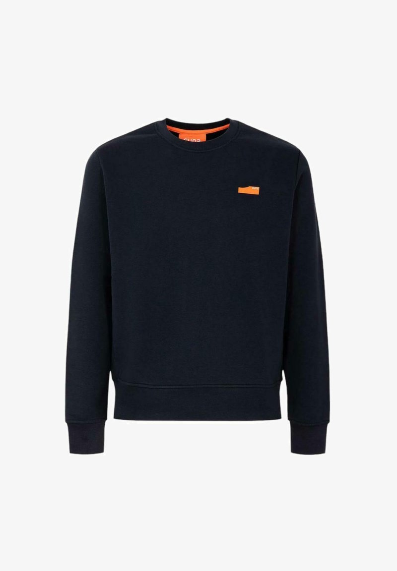 Felpa blu navy in cotone, con scollatura rotonda e maniche lunghe. Piccolo patch logo arancione sul lato sinistro del petto.