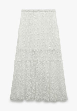 Gonna midi bianca con texture, orlo svasato e sottili motivi ondulati verticali, mostrata su uno sfondo neutro.