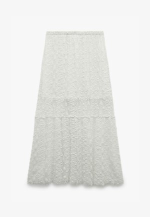 Gonna midi bianca con texture, orlo svasato e sottili motivi ondulati verticali, mostrata su uno sfondo neutro.