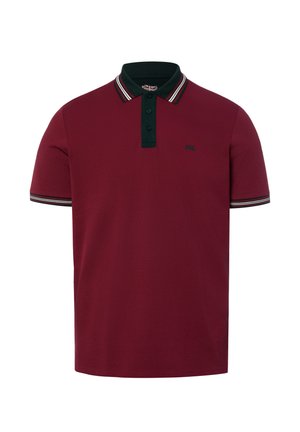 Bordeaux kortärmelig poloshirt met zwarte kraag en knoopsluiting, witte en zwarte strepen op kraag en mouwranden, en klein logo op de borst.