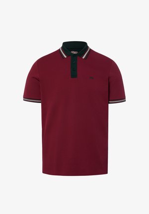 Bordeauxrotes Poloshirt mit kurzen Ärmeln, schwarzem Kragen und Knopfleiste, weißen und schwarzen Streifen am Kragen und an den Ärmelkanten sowie kleinem Logo auf der Brust.