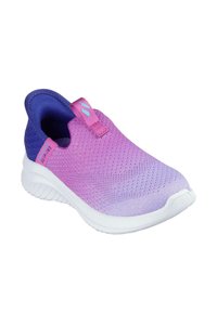 Zapatillas sin cordones con degradado púrpura, parte superior de malla texturizada, puño elástico y suela blanca, con un lazo en rosa para facilitar el acceso.
