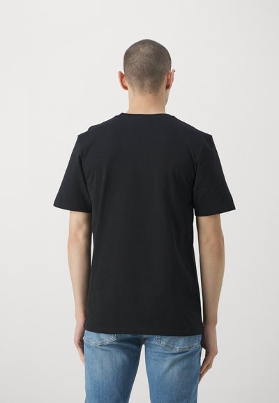 Schwarzes Baumwoll-T-Shirt mit Rundhalsausschnitt, kurzen Ärmeln und lockerer Passform. Strukturierte Oberfläche, keine sichtbaren Muster oder Hardwaredetails.