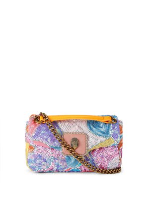 Kleurrijke paillettenhandtas met een patchworkdesign, geel leren bovenhandvat, bronzen kettingriem en een decoratieve gesp op een witte achtergrond.