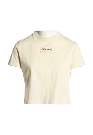Kremowy krótki t-shirt z krótkimi rękawami i naszytą prostokątną łatką z napisem "miu miu" w brązowym kolorze na piersi.
