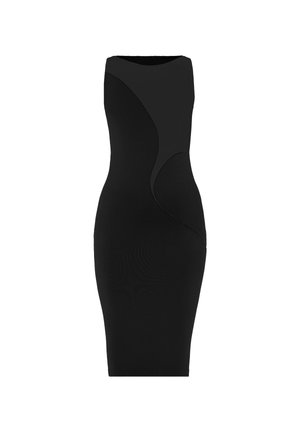 Zwarte mouwloze jurk met een getailleerd ontwerp, voorzien van zachte stof en een gebogen paneel detail aan één kant. Middenlange zoom.